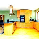 Spacious 4-Bed Bristol | Wifi | Parking | Workspace