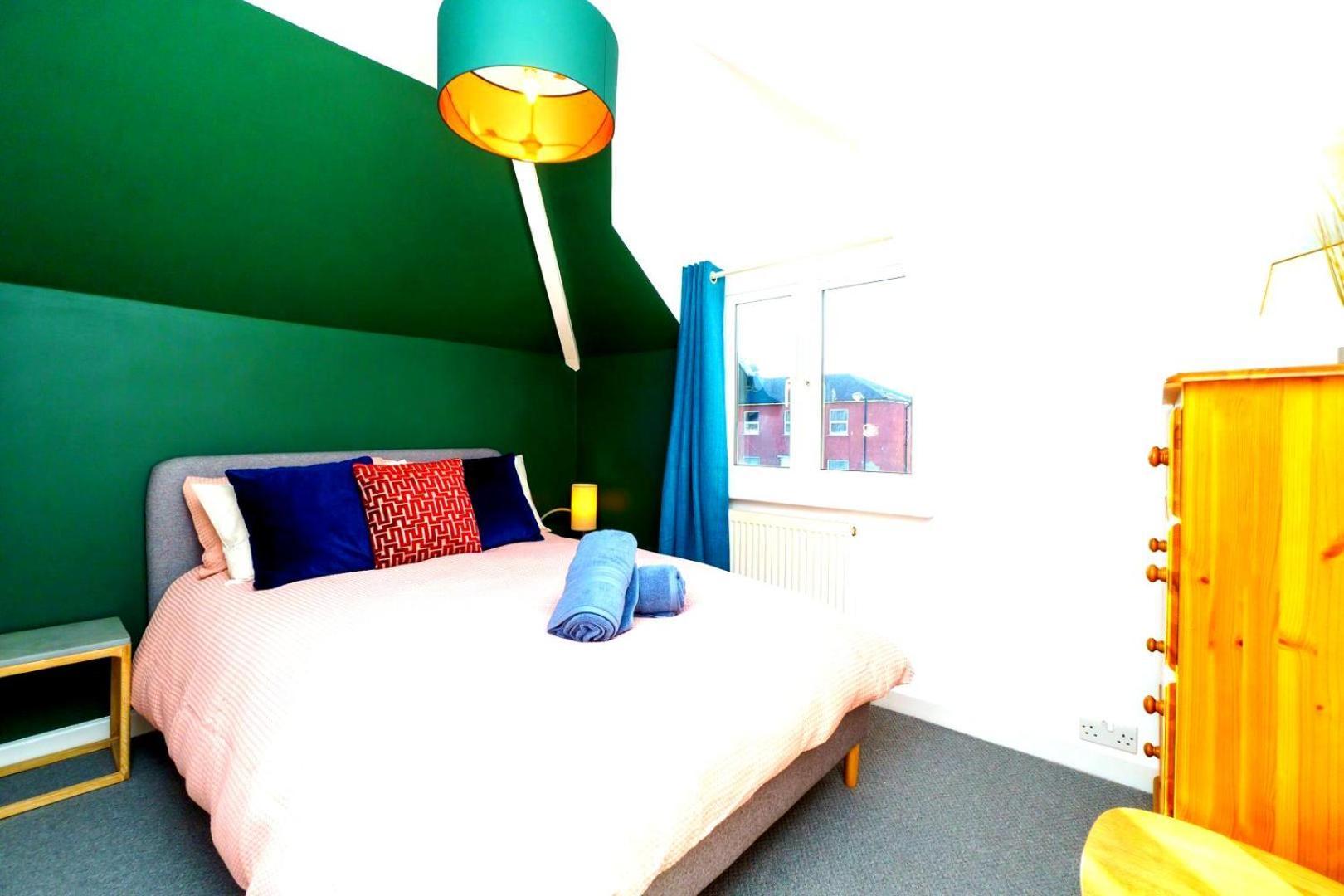 Spacious 4-bed | Wifi | Parking | Workspace Сasa de vacaciones
